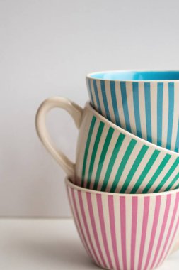 Beyaz arka planda güzel çizgili fincanlar.