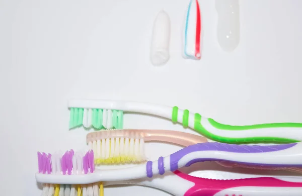 Brosses à dents de différentes couleurs à côté de traces — Photo