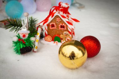 Karda Noel topları, zencefilli kurabiye evi ve Noel oyuncağı büyükbabanın yanında. 