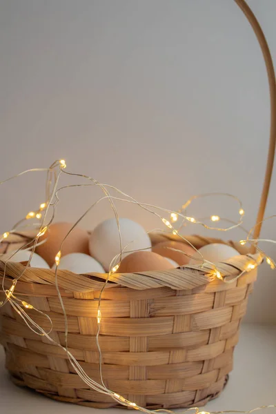 丸いウィッカーバスケットに白と茶色の鶏の卵 — ストック写真