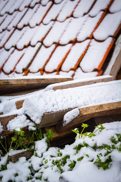 Binanın Arka Planında Tahta Tahtalar Kirişler Kış Günü Karla Kaplı — Stok fotoğraf