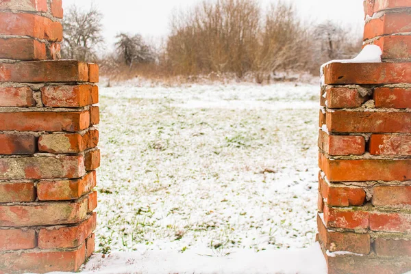 Pilares Tijolo Forma Uma Moldura Primeiro Plano Contra Paisagem Inverno — Fotografia de Stock
