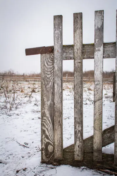 Eine offene Holztür in einem leeren Tiergehege — Stockfoto