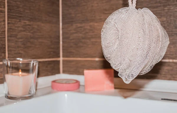 Beżowy Ręcznik Wisi Łazience Tle Zapalonej Świecy Dekoracyjnego Mydła — Zdjęcie stockowe