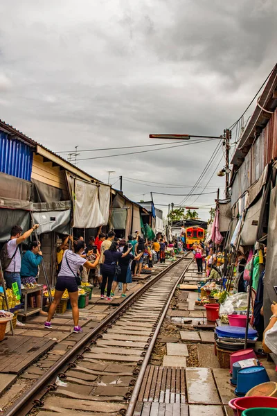 Mercado Ferroviario Maeklong Cerca Bangkok Tailandia — Foto de Stock