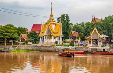 Ayutthaya Tayland feribotla Chaopraya Nehri 'ni geçer.