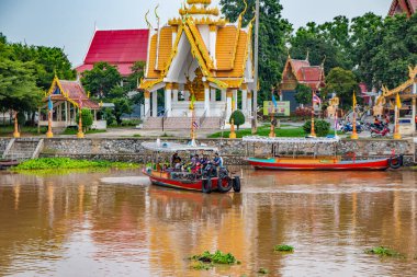 Ayutthaya Tayland feribotla Chaopraya Nehri 'ni geçer.