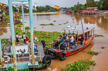 Ayutthaya Tayland feribotla Chaopraya Nehri 'ni geçer.