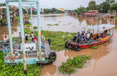 Ayutthaya Tayland feribotla Chaopraya Nehri 'ni geçer.
