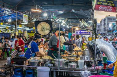03.11 'den. Nakhon Pathom Tayland 'ın Phra Pathom Chedi kentinde 11-5 Kasım 2020 tarihleri arasında bir Tayland festivali düzenlendi. Chedi bölgesinde sayısız Tayland yemeği görülebiliyordu..