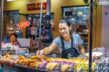 03.11 'den. Nakhon Pathom Tayland 'ın Phra Pathom Chedi kentinde 11-5 Kasım 2020 tarihleri arasında bir Tayland festivali düzenlendi. Chedi bölgesinde sayısız Tayland yemeği görülebiliyordu..