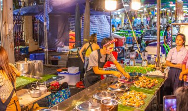 03.11 'den. Nakhon Pathom Tayland 'ın Phra Pathom Chedi kentinde 11-5 Kasım 2020 tarihleri arasında bir Tayland festivali düzenlendi. Chedi bölgesinde sayısız Tayland yemeği görülebiliyordu..