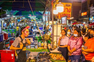 03.11 'den. Nakhon Pathom Tayland 'ın Phra Pathom Chedi kentinde 11-5 Kasım 2020 tarihleri arasında bir Tayland festivali düzenlendi. Chedi bölgesinde sayısız Tayland yemeği görülebiliyordu..