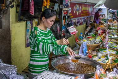 Nakhon Pathom yakınlarındaki Doi Wai pazarında.