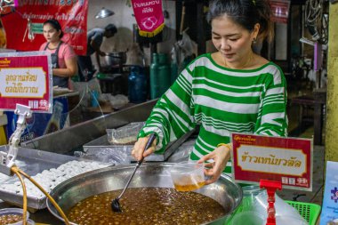Nakhon Pathom yakınlarındaki Doi Wai pazarında.