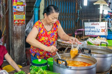 Nakhon Pathom yakınlarındaki Doi Wai pazarında.