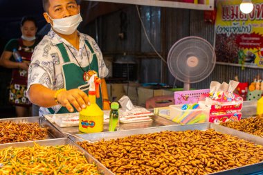 03.11 'den. Nakhon Pathom 'daki Phra Pathom Chedi çevresinde 11-5 Kasım 2020 tarihleri arasında bir Tayland festivali düzenlendi. Çedi bölgesinde sayısız Tayland yemeği görülebildi.. 