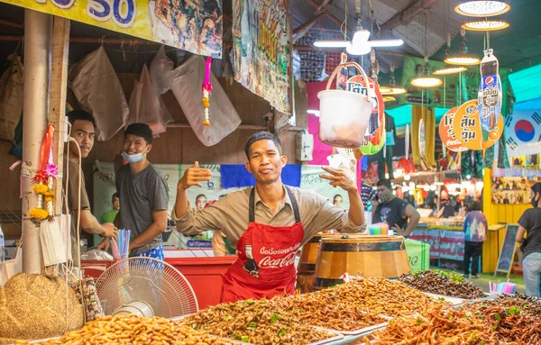11から 2020年11月11日から5日にかけて ナコンパスのプラパトム チェディ周辺でタイの祭りが開催され チェディ周辺ではタイ料理が数多く見られました — ストック写真