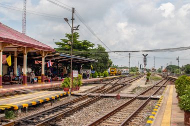 Eğitim gezisi kapsamında Ayutthaya tren istasyonu ziyaret edildi. Tayland, 03 / 09 / 2020