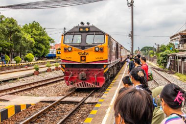 Eğitim gezisi kapsamında Ayutthaya tren istasyonu ziyaret edildi. Tayland, 03 / 09 / 2020
