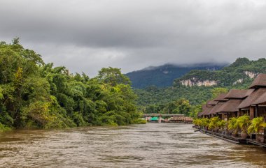 Kanchanaburi 'deki Kwai Nehri Turu Batı Tayland Asya