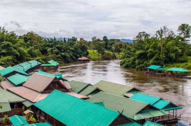 Kanchanaburi Eyaleti 'ndeki Tayland' da ünlü Kwai Nehri 'nde birçok yüzen ev vardır.