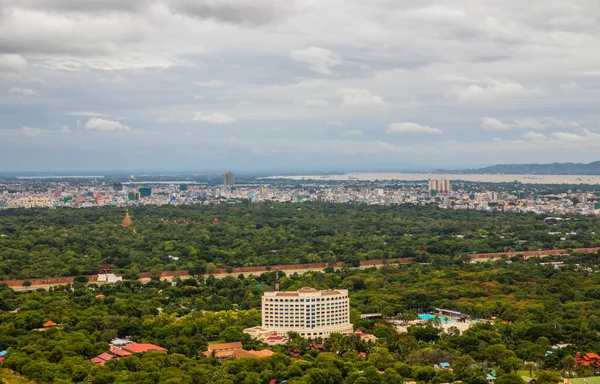 Mandalay Myanmar Burma Güneydoğu Asiaview Mandalay Tepesi 'nden manzara ve şehir manzarası