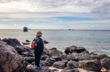 Pattaya Tayland yakınlarındaki Koh Larn Bölgesi Chonburi 'de hayat güzel ve eğlenceli.