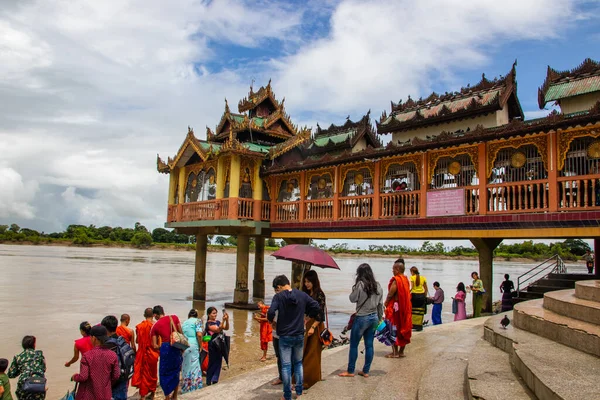 Yangon Bölgesi Myanmar Burma Asya, Kyaadan Ye Le Pagoda 'yı ziyaret edin.