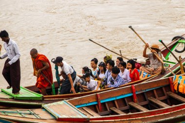 Kyaadan Kasabası, Yangon Bölgesi, Myanmar, Burma, Asya Halkı Kyaadan Ye Le Pagoda 'yı ziyaret etmek için nehri geçer.