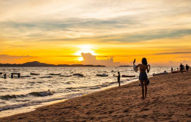 Pattaya Bölgesi Chonburi Tayland Asya, özgürlük hissi, hayattan zevk almak, kendinden memnun olmak ve Jomtien Sahili 'nde mutluluk.