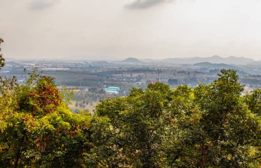 Si Racha Tayland ve Asya 'daki Wat Khao Tabak çevresindeki manzara
