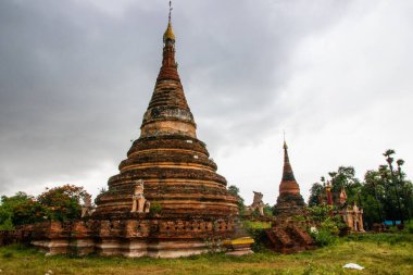 Mandalay yakınlarındaki eski kraliyet şehri Inwa Ava 'daki tapınak kalıntıları Myanmar Burma Güneydoğu Asya