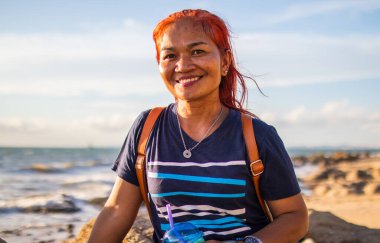 Pattaya Tayland Güneydoğu Asya Kızıl saçlı Taylandlı kadın eğleniyor.