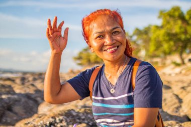 Pattaya Tayland Güneydoğu Asya Kızıl saçlı Taylandlı kadın eğleniyor.