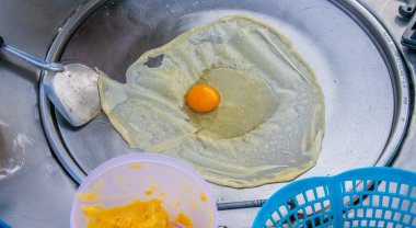 Tayland 'da seyyar bir cadde yiyecek dükkanında muzlu krep hazırlıyorum.