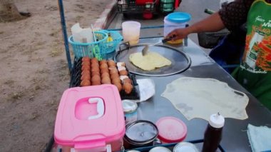 Tayland, Pattaya Bölgesi Chonburi Tayland ve Asya 'da bir seyyar sokak yiyecek dükkanında muz dolgulu leziz kreplerin hazırlanması 02 / 02 / 2021