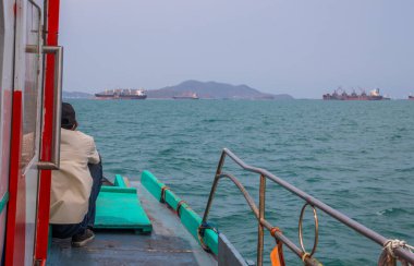 Tayland adasına giden feribotla Chonburi bölgesindeki Koh Sichang.