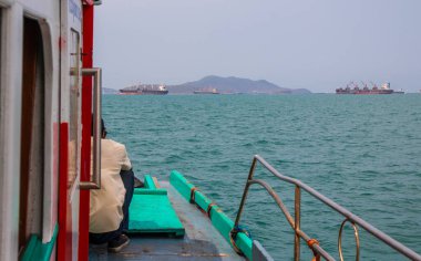 Tayland adasına giden feribotla Chonburi bölgesindeki Koh Sichang.