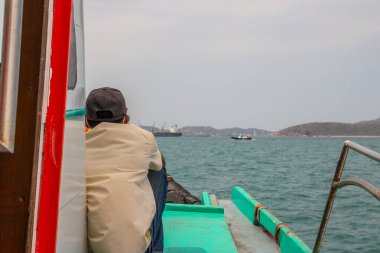 Tayland adasına giden feribotla Chonburi bölgesindeki Koh Sichang.