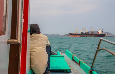 Tayland adasına giden feribotla Chonburi bölgesindeki Koh Sichang.