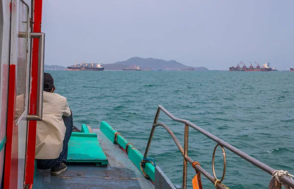 Tayland adasına giden feribotla Chonburi bölgesindeki Koh Sichang.