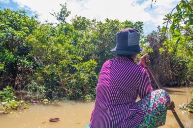 Güneydoğu Asya 'daki Siem Reap Eyaleti Kamboçya' daki Tonle özsuyu gölünde balıkçı teknesi.