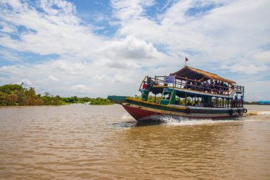Tonle Sap Gölü 'ndeki yüzen köy Siem Reap Eyaleti Kamboçya Güneydoğu Asya