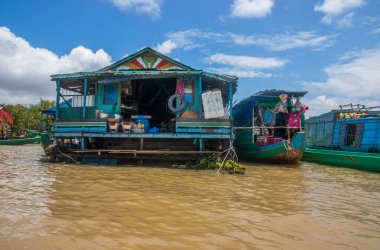 Tonle Sap Gölü 'ndeki yüzen köy Siem Reap Eyaleti Kamboçya Güneydoğu Asya