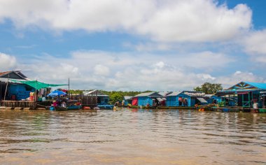 Tonle Sap Gölü 'ndeki yüzen köy Siem Reap Eyaleti Kamboçya Güneydoğu Asya