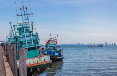 Güneydoğu Aasia 'da Tayland' daki bir rıhtımda balıkçı tekneleri