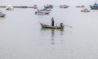 Deniz kenarında çalışan bir balıkçı.