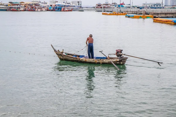 Deniz Kenarında Çalışan Bir Balıkçı — Stok fotoğraf