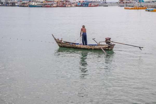 Deniz Kenarında Çalışan Bir Balıkçı — Stok fotoğraf